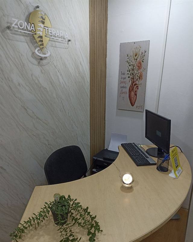 Recepción de Zona Terapia con su logo